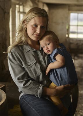 Mère tenant un bébé