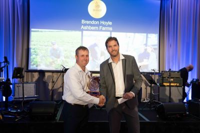 Brendon Hoyle, Organics Australia Farmer of the Year 2022 being presented his award by Nick Koch of Corteva Australia