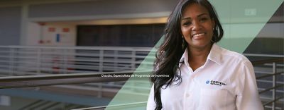 Colaboradoras sorrindo em um banner colorido