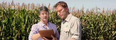 Productor y agente conversan con tablet