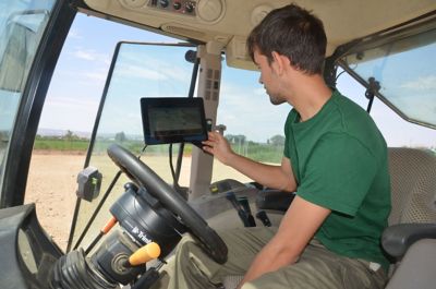 El alumno José Ángel Secorun introduce algunos datos en el isobús del tractor. 