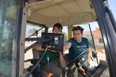 José Ángel y su profesora realizan prácticas con el isobús para sulfatar un campo. 