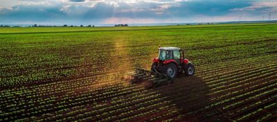 Vista aérea de um trator cultivando o campo