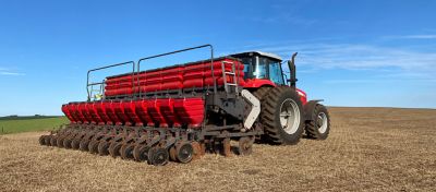 maquinário no campo