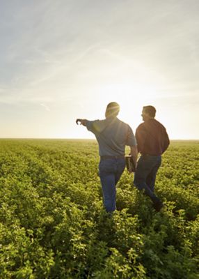 Imagen de dos personas en el campo