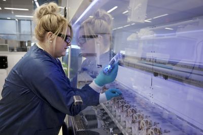 IMG-DUP_72203_013C_ResearcherInLab_Indy_02578_rgb_copy