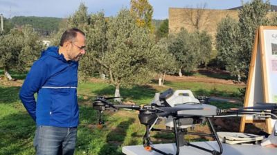 Juan Sagarna junto a un dron que obtiene datos de una explotación