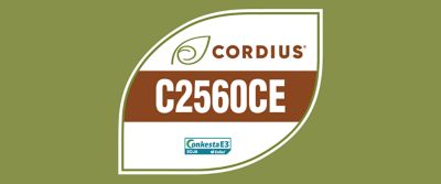 A imagem mostra um selo em formato de folha sobre fundo verde-oliva. Dentro do selo aparece a marca Cordius® com um ícone de folha, seguida pelo código “C2560CE” em destaque sobre uma faixa marrom. Na parte inferior, há o logotipo “Conkesta E3 Soja Enlist”, indicando a tecnologia associada à cultivar.