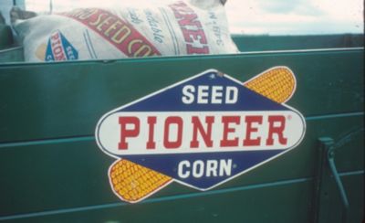 Pioner Seed Corn graphic label
