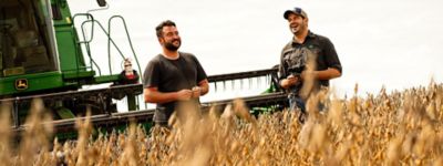 Homem com drone na lavoura de soja