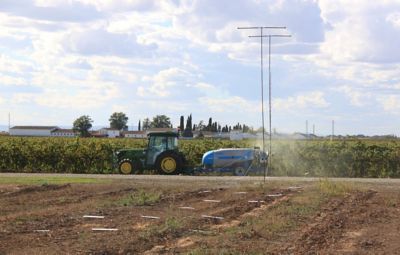 Tractor pulverizando insecticidas