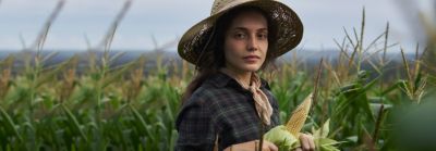 жена фермер с царевица в ръка