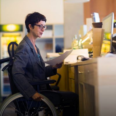 Жена в инвалидна количка пред компютър