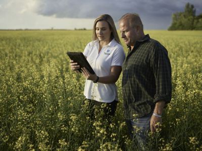 Υπεύθυνη πωλήσεων στο χωράφι