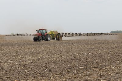 Layering residuals - sprayer in field