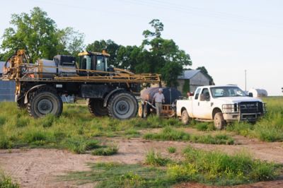 Filling sprayer - white truck