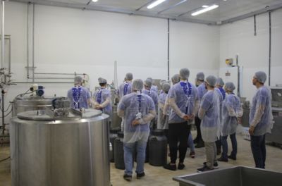 Estudantes conferiram de perto alguns processos da indústria leiteira.