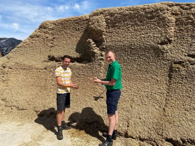 Pim Lenferink en Arjan Dekker bij de maiskuil