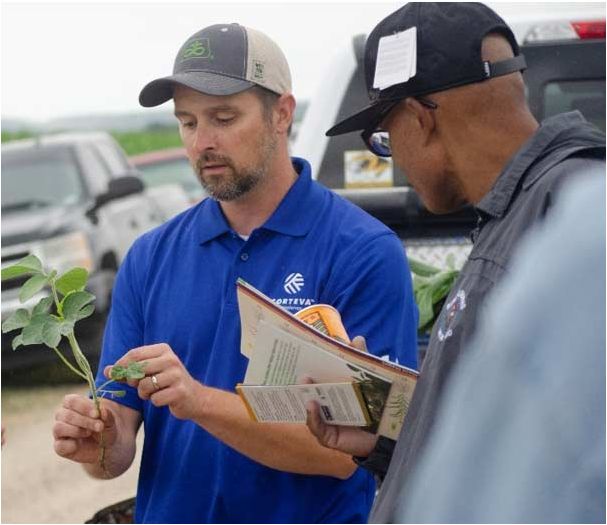 Pioneer Field Agronomist Ryan Steeves sharing crop management information with a S.A.V.E. participant.