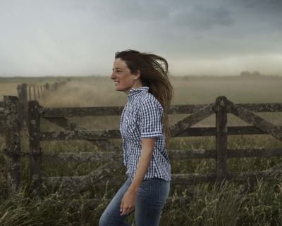 women-field-weather_(climate)