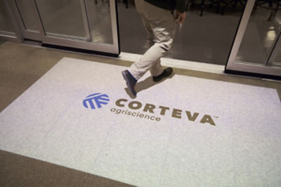 DUP_72203_030B_walking_into_lab_Indy_02837_RGB_300ppi