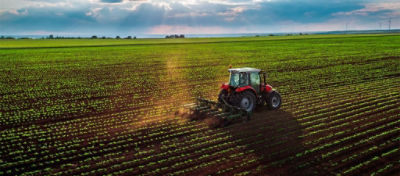 Vista aérea de um trator cultivando o campo