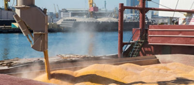 Milho sendo carregado no graneleiro de navio para exportação.