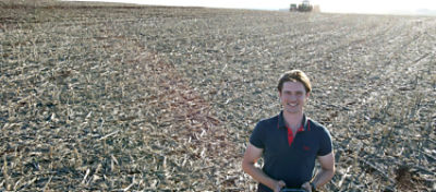 Engenheiro Agrônomo Vitor Hugo Rossetto Belotto em uma lavoura