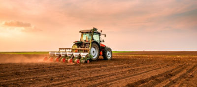 Agricultor realizando a semeadura de lavoura com plantadeira comercial