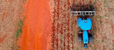 Trator no campo realizando o preparo do solo.