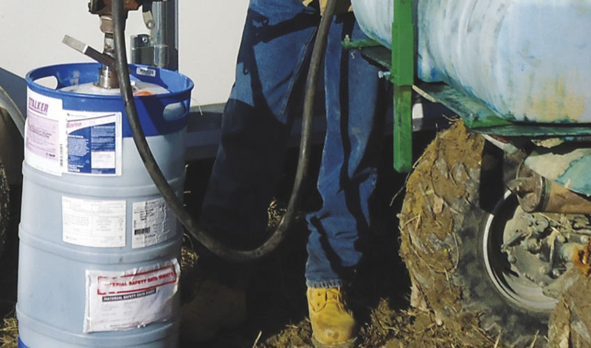 An applicator filling a continuum container
