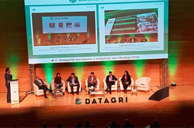 Escenario con personas hablando