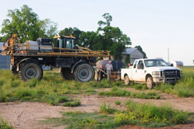 Filling sprayer - white truck