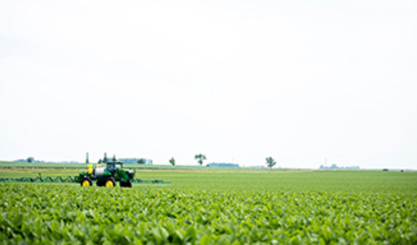 Sprayer in field horizon
