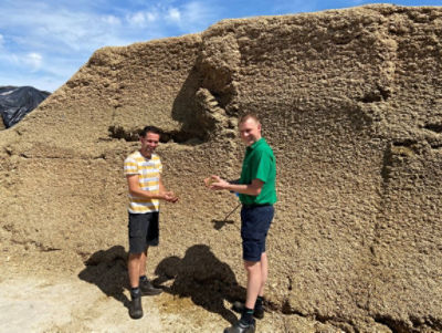 Pim Lenferink en Arjan Dekker bij de maiskuil