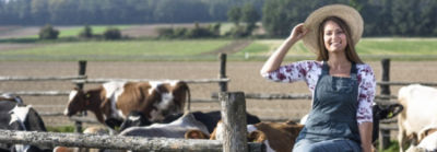 Woman_in_Field_Desktop