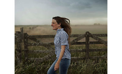 women-field-weather_(climate)