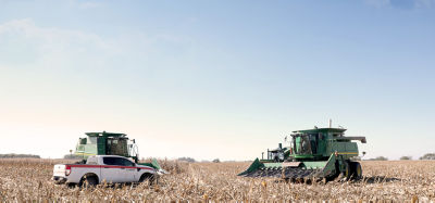 Camioneta cosechadora campo maiz cielo