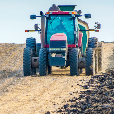 Tractor applying Instinct® II nitrogen stabilizer