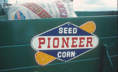 Pioner Seed Corn graphic label