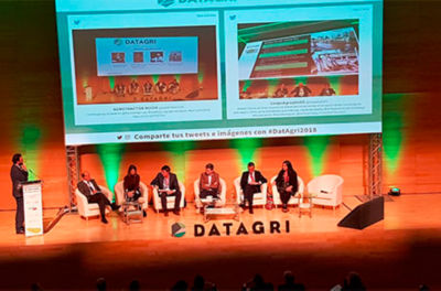 Escenario con personas hablando