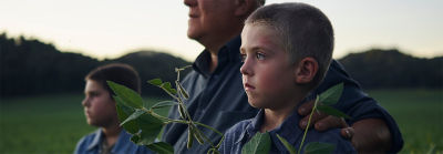 Père et fils dans un champ