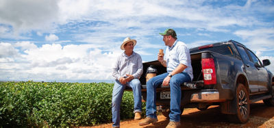 Imagem de um microfone e em volta um alvo. Ao lado escrito Agro Em Foco, e abaixo escrito Pioneer Sementes.